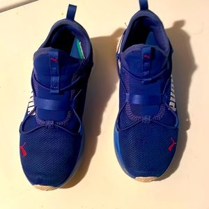 Boys puma pull on shoes. No tie